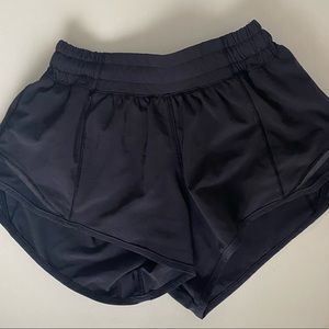 Lululemon Hotty Hot 2.5 inch black shorts